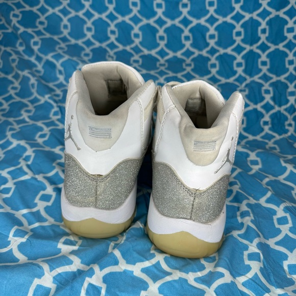 Nike Women’s size 7 Air Jordan 11 retro Vast grey glitter sparkle wmns sneakers - Picture 3 of 11